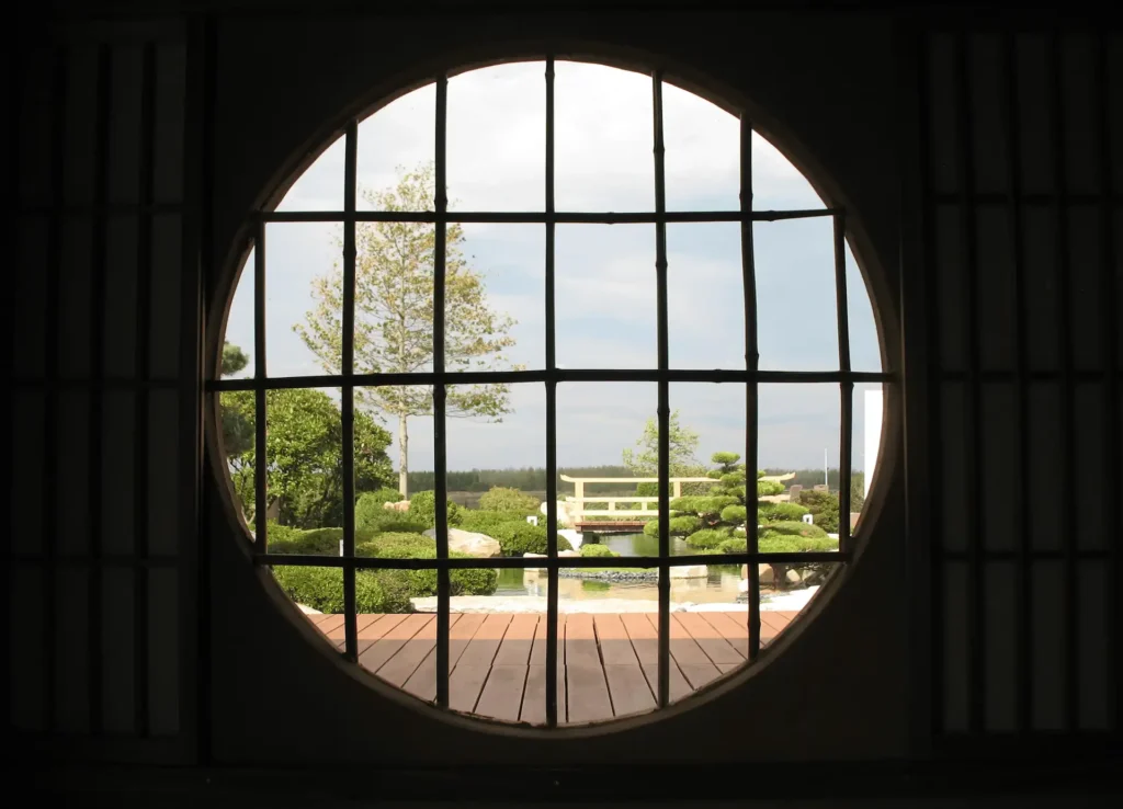 Mondfenster mit Blick nach draussen in einen japanischen Garten