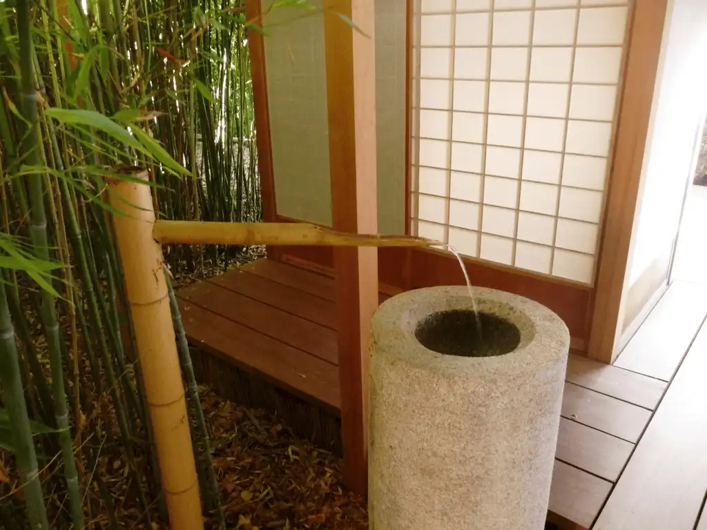 japanischer Brunnen neben japanischer Schwimmhalle