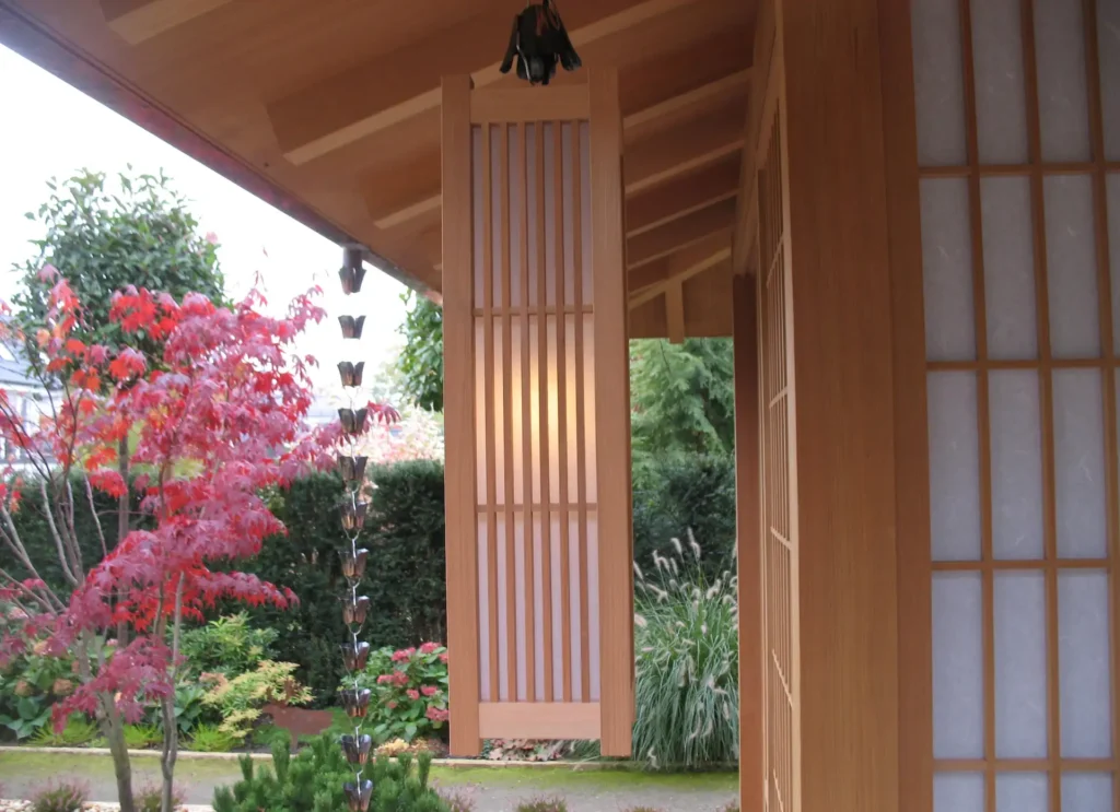 japanische Holzlampe an japanischem Teehaus