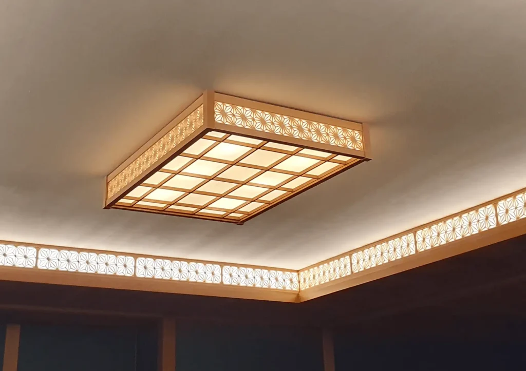 verzierte Deckenlampe in japanischem Wohnhaus