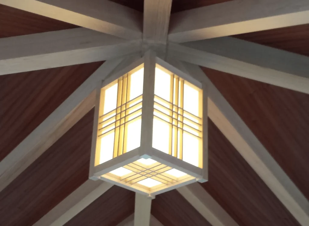 verzierte Deckenlampe in japanischem Teehaus