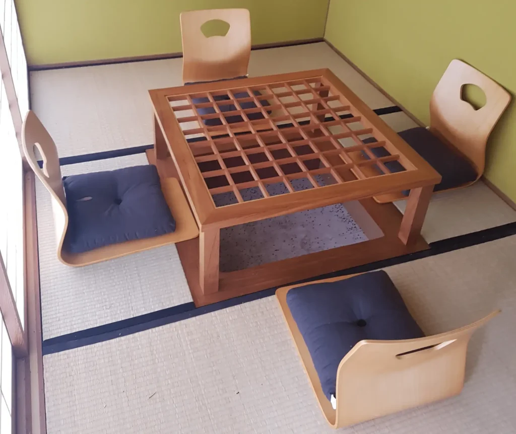 Kotatsu Tisch in japanischem Teehaus mit Stuehlen