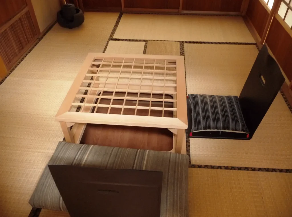 Kotatsu Tisch in japanischem Teehaus auf Tatami Matten