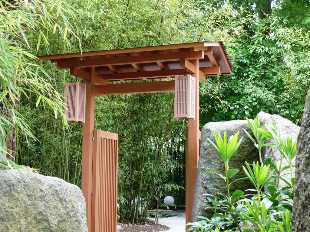 Gartentor in japanischen Stil in japanischem Garten