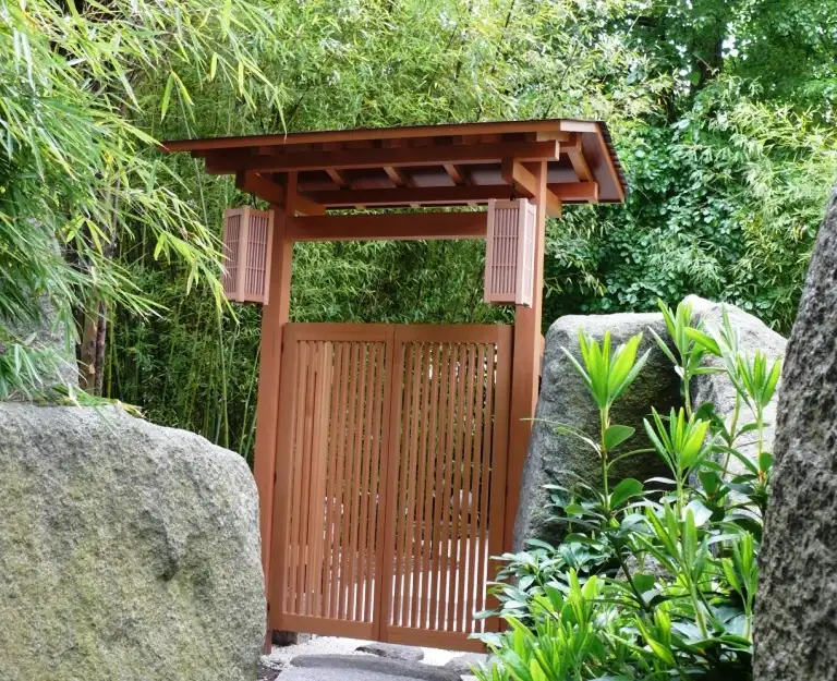 Gartentor in japanischen Stil in japanischem Garten