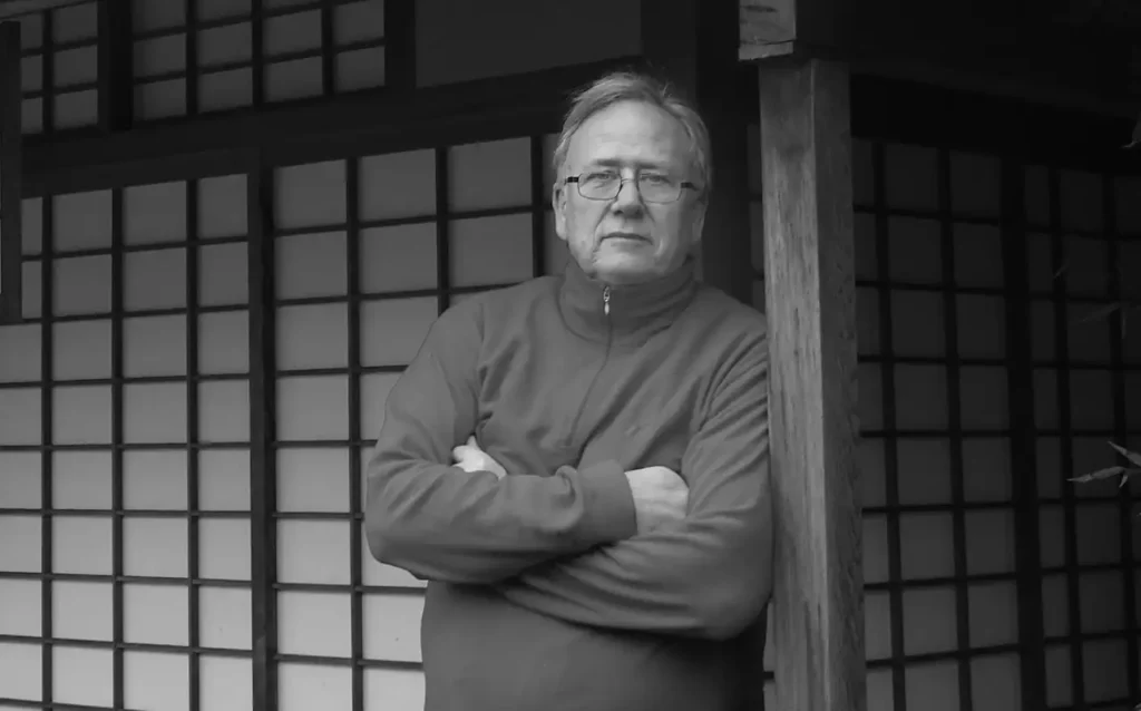 Portrait von Michael Drixler vor einem japanischen Teehaus